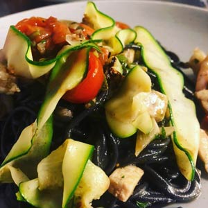 schwarze nudeln mit zucchini und gemuese